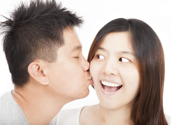 Asiático jovem casal beijando — Fotografia de Stock