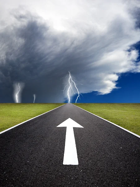 The road to the storm with thunder on the field — Stock Photo, Image