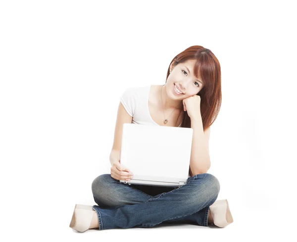 Mujer joven sonriente con un ordenador portátil y aislado en blanco — Foto de Stock