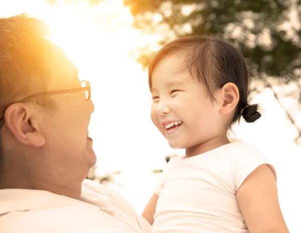 babası ile mutlu küçük kız