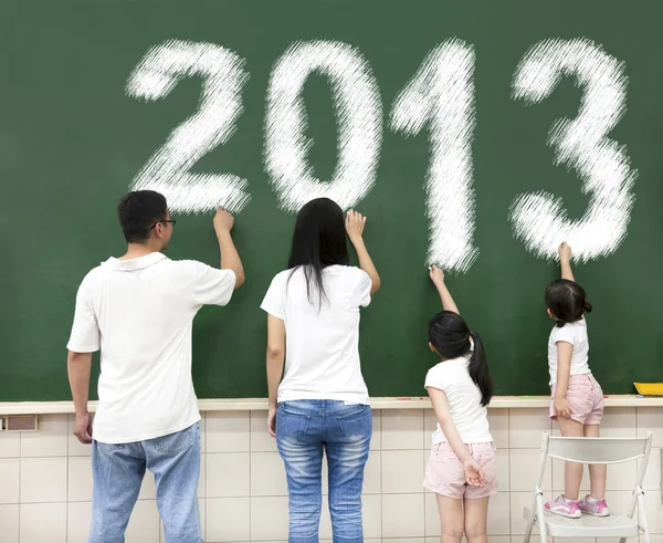 Lycklig familj ritning 2013 på den svarta tavlan — Stockfoto