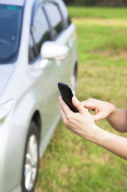 el bir araba önce akıllı telefon dokunmak ve yardım istiyor