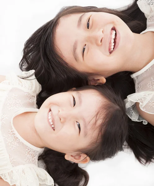 Två glada asiatiska tjejer — Stockfoto