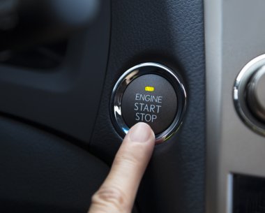 bir araba motoru start stop düğmesine basarak parmak