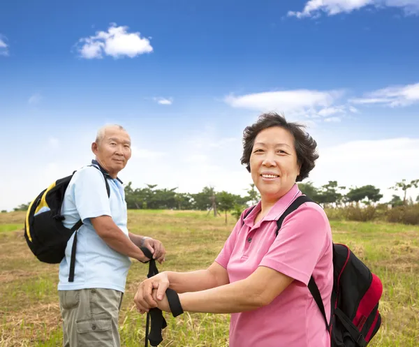 Pasangan senior Asia hiking di pedesaan — Stok Foto