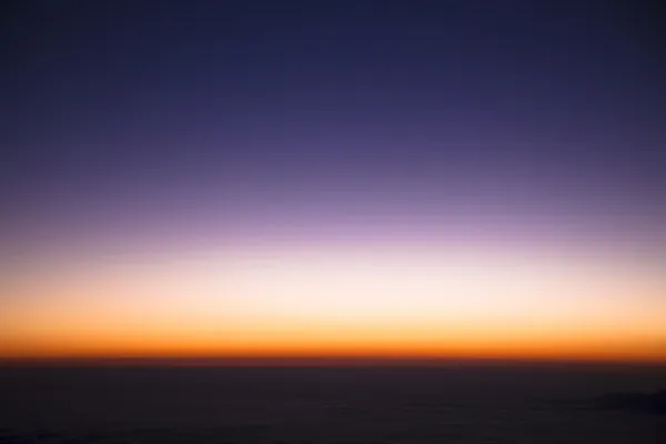 Céu colorido pouco antes do nascer do sol — Fotografia de Stock