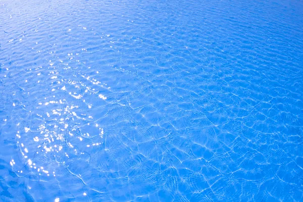 Eau de piscine bleue avec texture — Photo