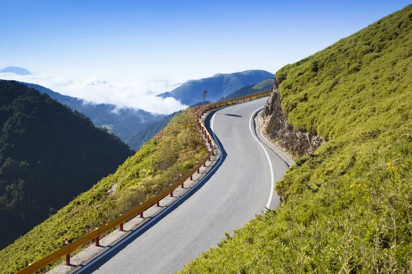 Estrada curva na montanha — Fotografia de Stock
