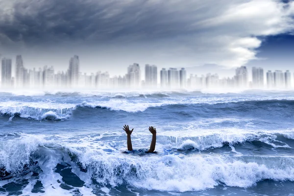 Klimaerwärmung und Extremwetter. Mann ertrinkt in der — Stockfoto