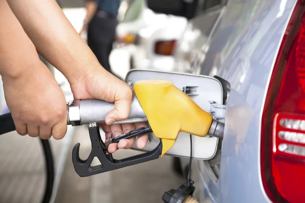 Hand fylla bilen med bränsle på en bensinstation — Stockfoto