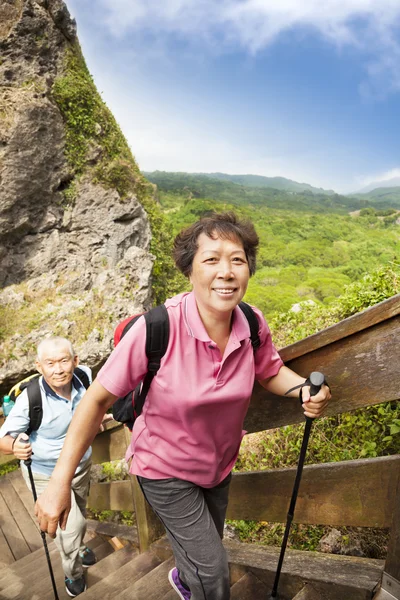 在山中徒步旅行的快乐亚洲高级夫妇 — 图库照片