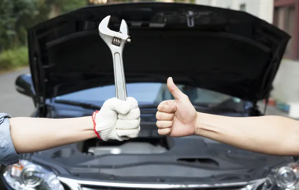 Hand of mechanic with thumbs up and tool — Stock Photo, Image