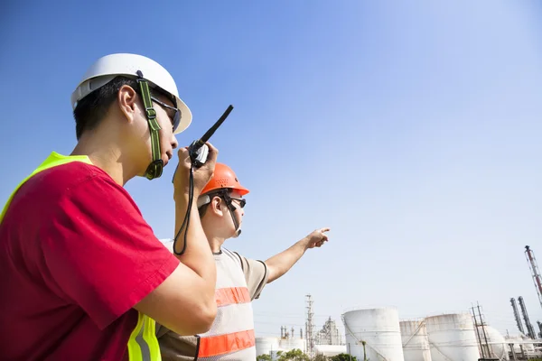 Dos trabajadores de la refinería que buscan el fondo de la gran refinería —  Fotos de Stock