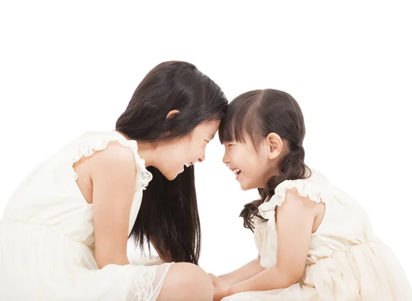 Birbirimizi mutlu iki küçük kız — Stok fotoğraf