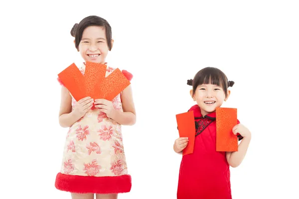 Feliz ano novo chinês. sorrindo asiático pouco meninas segurando vermelho e — Fotografia de Stock