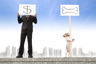 para işareti ve köpek kemiği gösterilen gösterilen işadamı