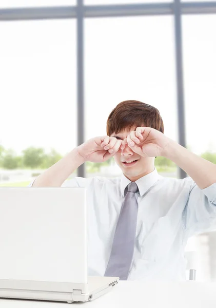 Jungunternehmer mit müden Augen und Arbeit im Büro — Stockfoto