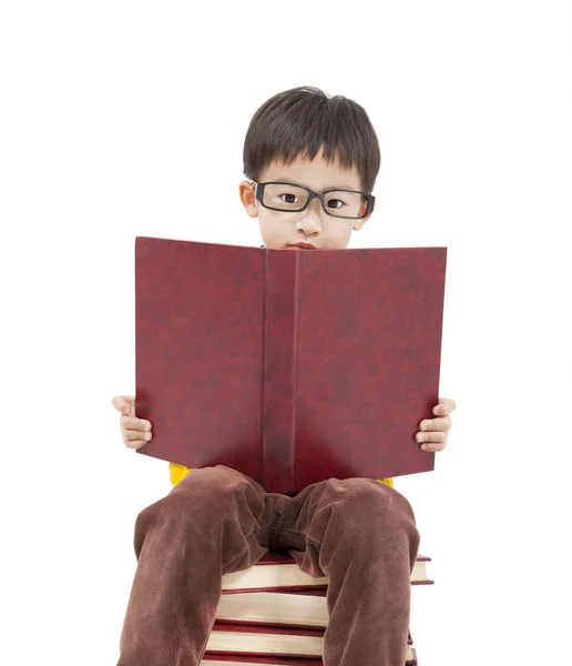 Niño estudiando en los libros — Foto de Stock