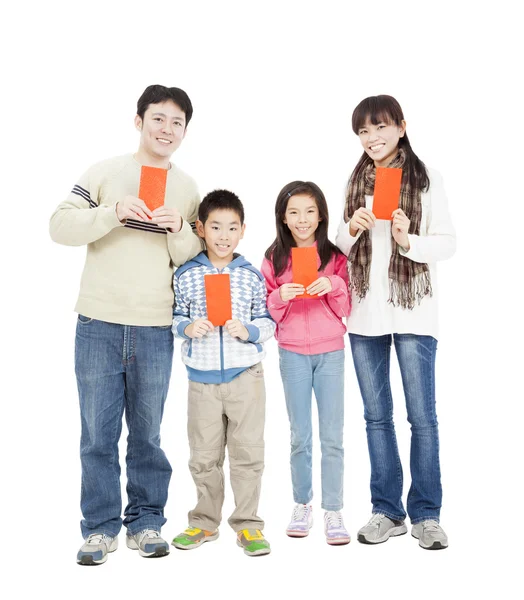 Feliz ano novo chinês. família chinesa feliz segurando envelope vermelho — Fotografia de Stock