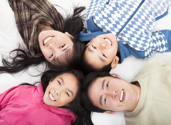 Felice famiglia asiatica con teste insieme — Foto Stock