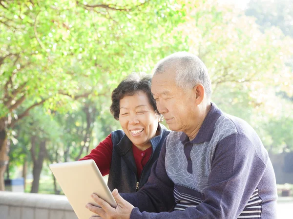 Feliz asiática Senior pareja con tableta pc — Foto de Stock