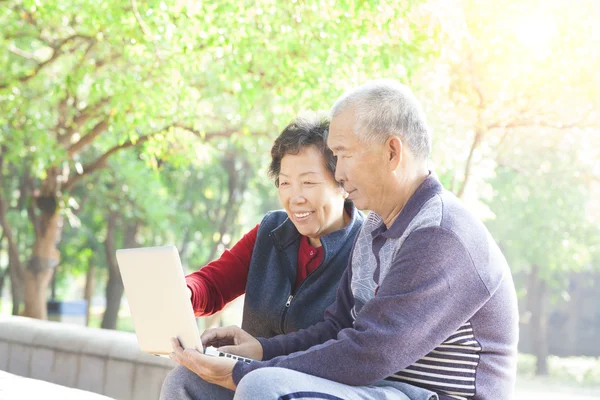 Gelukkige senior paar surfen op internet met laptop — Stockfoto