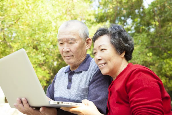 Feliz casal Sênior aprendendo com laptop — Fotografia de Stock