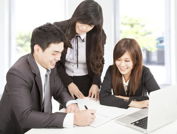 Business team werkt in het kantoor — Stockfoto