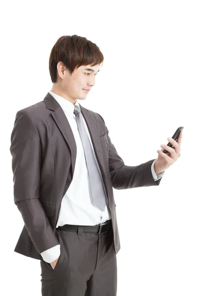 Asiático inteligente homem de negócios segurando telefone inteligente — Fotografia de Stock