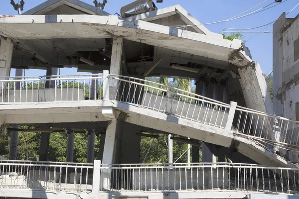 Edifício destruído durante o terremoto — Fotografia de Stock