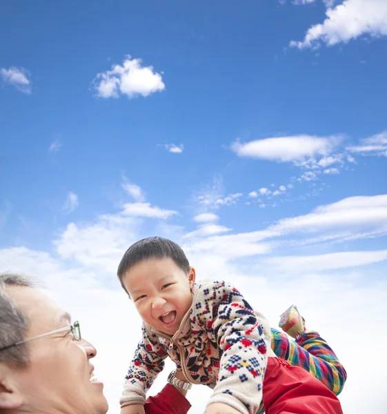 快乐的亚洲孩子和父亲一起玩 — 图库照片