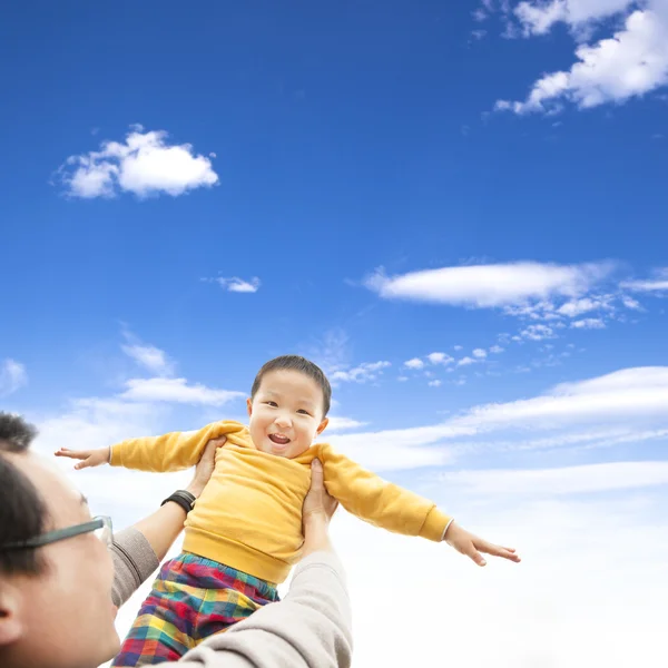 Criança feliz brincando com seu pai — Fotografia de Stock
