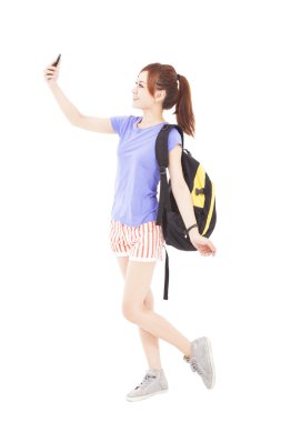 mutlu kız akıllı telefon elinde