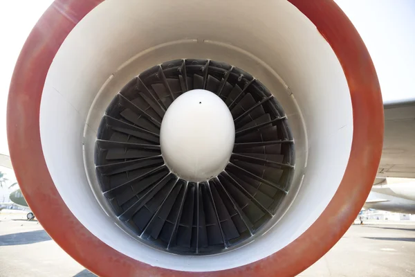 Perto do motor a jato de aeronaves no aeroporto — Fotografia de Stock