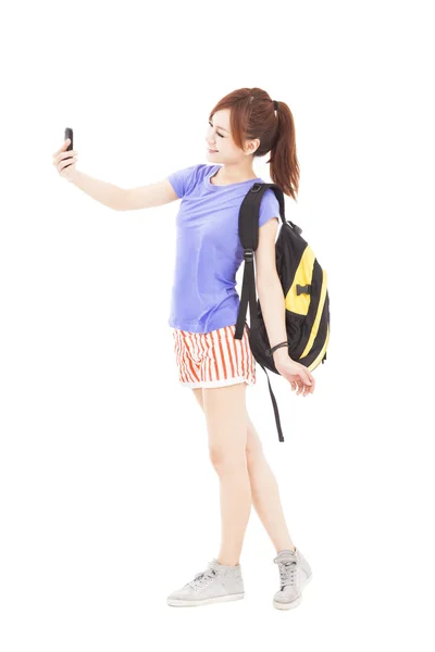 Счастливая молодая женщина смотрит смартфон — стоковое фото
