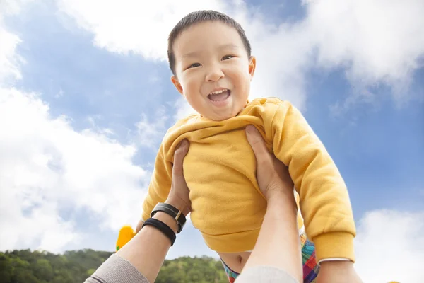 Gelukkig Aziatische jongen met wolk achtergrond — Stockfoto