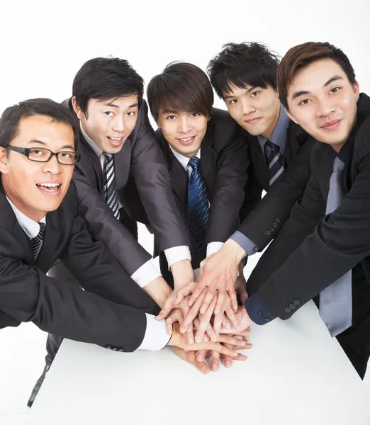 Equipe de negócios com a mão juntos na mesa — Fotografia de Stock