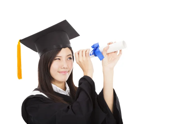 Piękna, uśmiechnięta kobieta absolwent szuka stopień — Zdjęcie stockowe