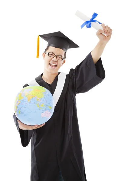 Feliz Graduate homem com grau e mundo na mão — Fotografia de Stock