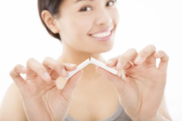 Sonriente mujer rompiendo el cigarrillo y no fumar concepto —  Fotos de Stock