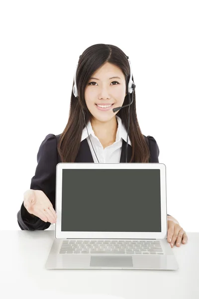 Jovem mulher de negócios sorridente com fone de ouvido e laptop isolado em — Fotografia de Stock