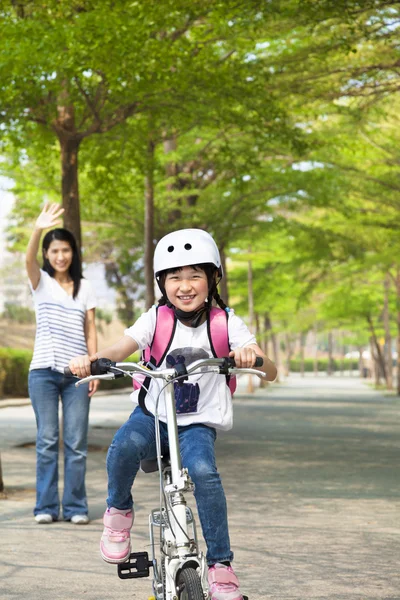 Gelukkig weinig meisje fietsten gaan naar school — Stockfoto