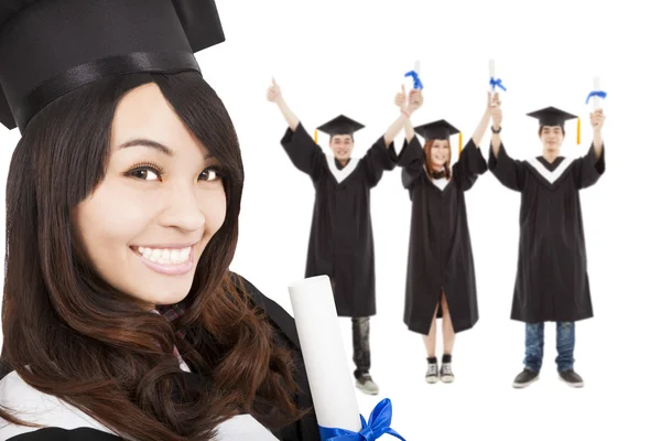 Menina graduada sorridente e estudantes — Fotografia de Stock