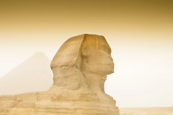 Piramida Cheopsa i Sfinks w Egipcie w burzy piaskowej — Zdjęcie stockowe