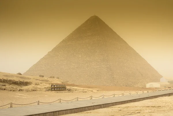 Pirâmide de Cheops em tempestade de areia — Fotografia de Stock