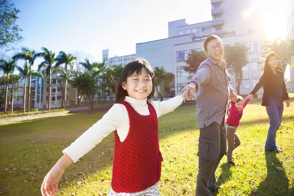 Famille heureuse à l'école avec fond de lumière du soleil — Photo