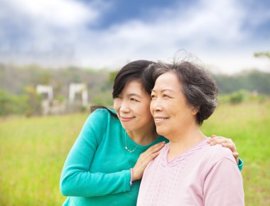 annesi ile mutlu bir genç kadın