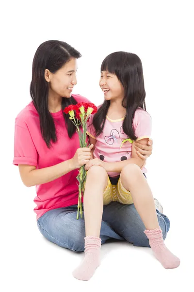 Niña dando flores de clavel en el día de la madre —  Fotos de Stock