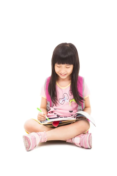 행복 한 아시아 어린 소녀가 앉아서 책을 읽고 — 스톡 사진
