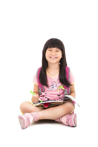 Menina feliz sentado e lendo um livro — Fotografia de Stock